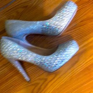 3’ heels. Silver